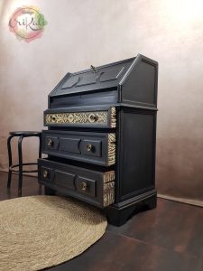 Mueble Clásico en Color Negro